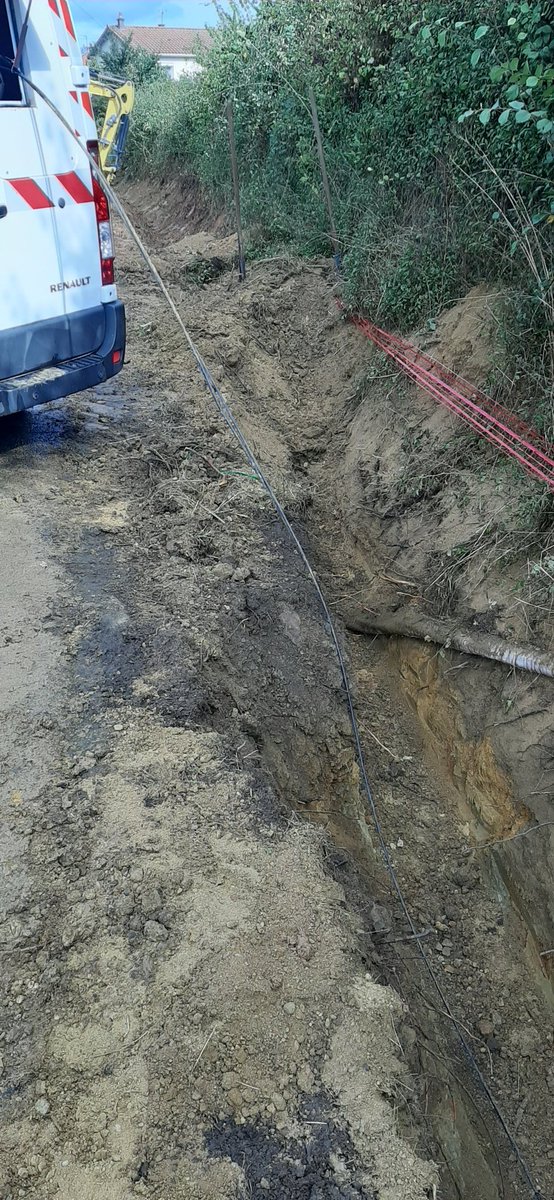 Incident en cours sur Saint Varent ( 79). Une 24 FO coupée sur un chantier d'enfouissement d'un câble électrique. 
Les techniciens sont en plein raccordement. 
#UISO
