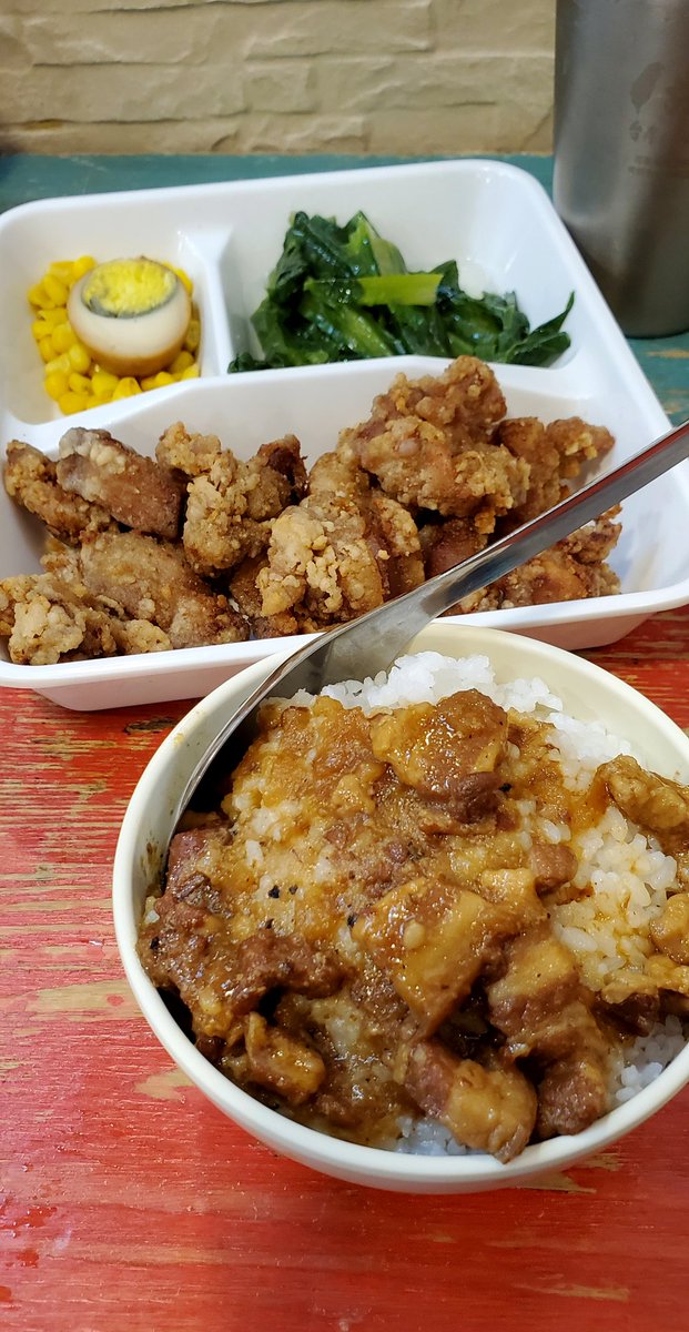 FishMemory2020's tweet photo. 前排先食完，上星期突然聽到老闆過身😭老闆屋企人決定會做落去，希望大家會繼續支持🙇‍♂️
呢間嘅台灣香腸好好食，希望d味道會保持到落去😭魯肉飯好好送飯，加埋油菜真係好有屋企飯嘅感覺👍
蚵仔酥外面炸得好脆，入面d蚵仔都好有蚵仔味，一碟份量都唔少

古月聚@元朗國
#黃色經濟圈 #美食推 https://t.co/ZB9sBFYU9y