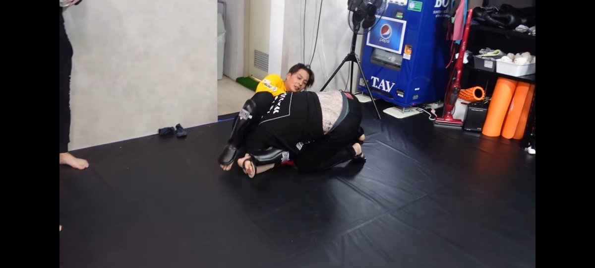 Mチャポ A Twitter 朝倉未来チャンネルのたくま君が背中に刺青入ってて草 朝倉未来 朝倉未来チャンネル Youtuber たくま