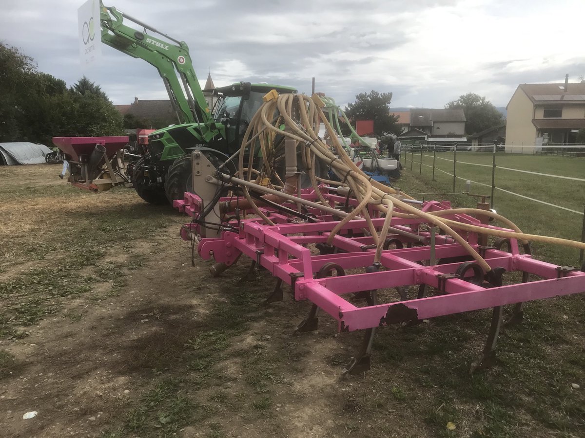 FthomasTcs's tweet photo. Au pays des vaches rose, le matériel AC adopte la même couleur. Merci Jonathan pour cette originalité qui nous rappelle que nous sommes en Suisse https://t.co/hOV6z7xJi0
