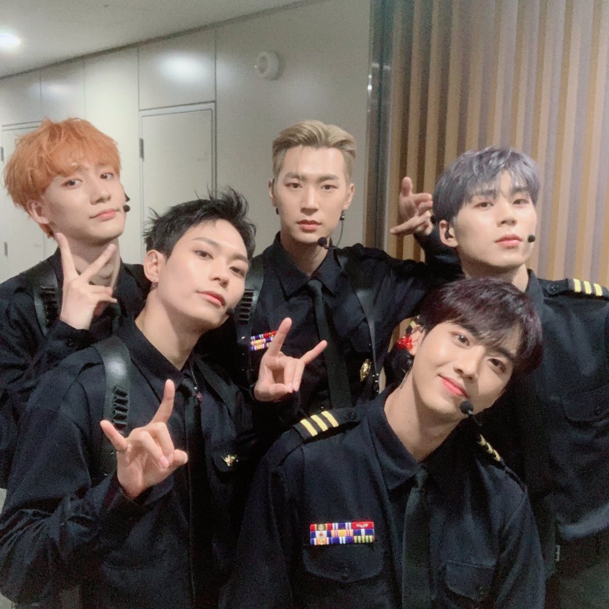 KNKOfficial220's tweet photo. [📸] 크나큰(KNK) #엠카운트다운

팅커벨 마음❤을 훔치는
다섯명의 큰큰이들😎💕

#크나큰 #KNK
#KNKAIRLINE #RIDE https://t.co/gjZeZmK6ui