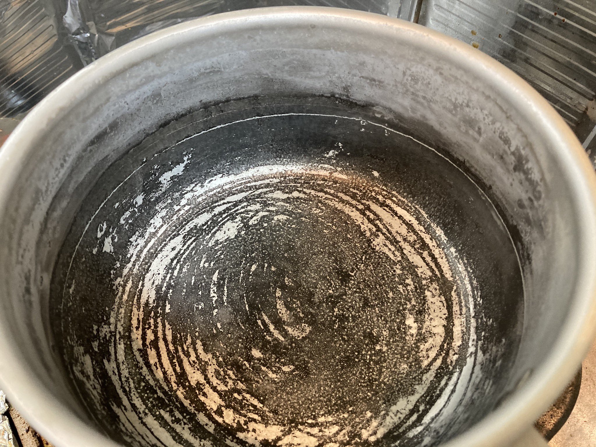 サワダ No Twitter やっちまった 鍋焦げついたから他の鍋と同じ感覚で重曹入れてひと煮立ちさせたら真っ黒に これアルミ鍋やったよ 強アルカリはタブーやねん T Co Of1dqxwujh Twitter