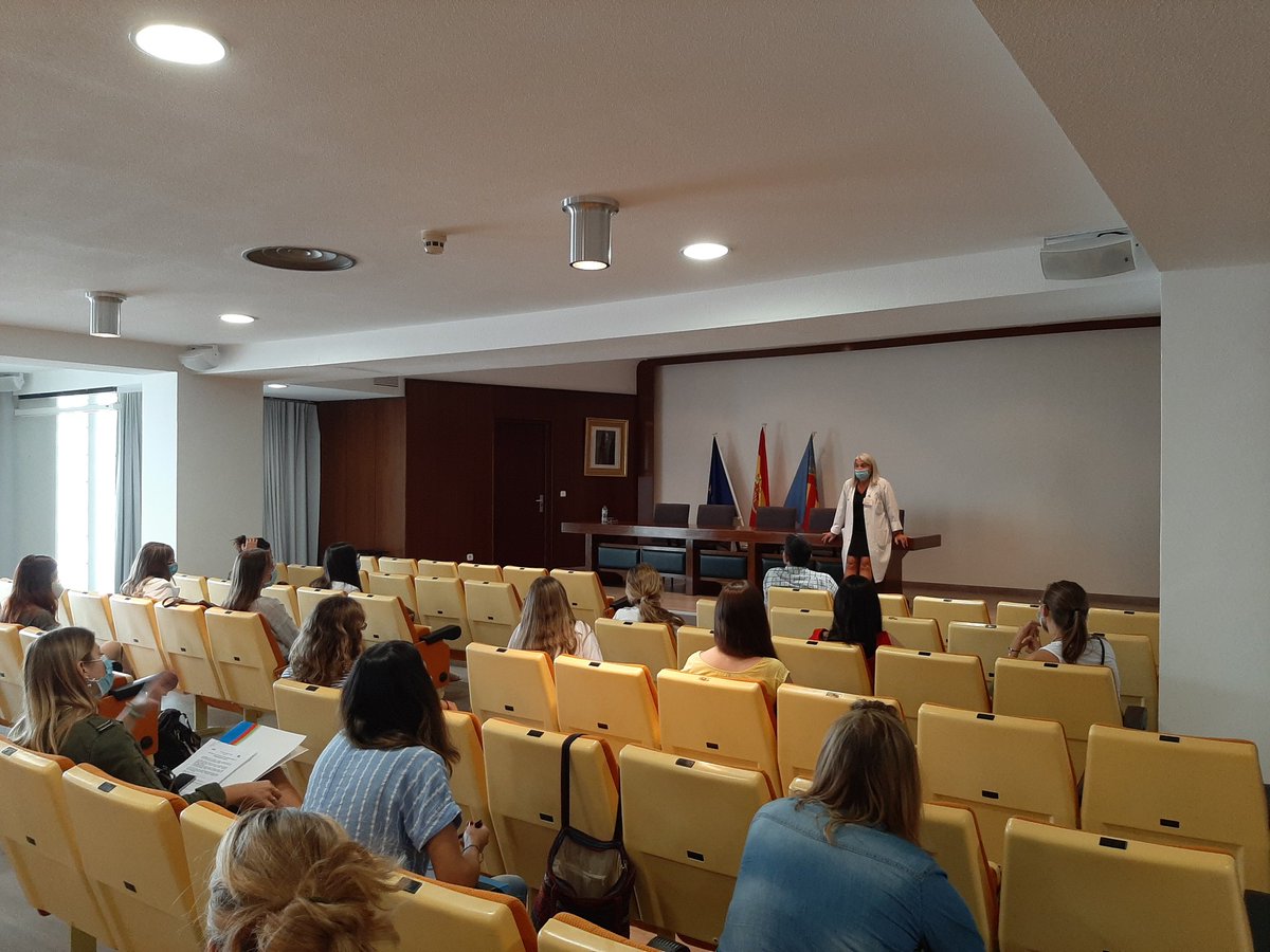 GVAdsxo's tweet photo. La gerent, el director mèdic i la directora d'infermeria de primària i el president de la comissió de docència del Departament #Xàtiva #Ontinyent donen la benvinguda als 26 professionals #MIR #EIR #PIR que s'incorporen hui al seu periode formatiu als nostres Centres https://t.co/vkaZXLfBWU