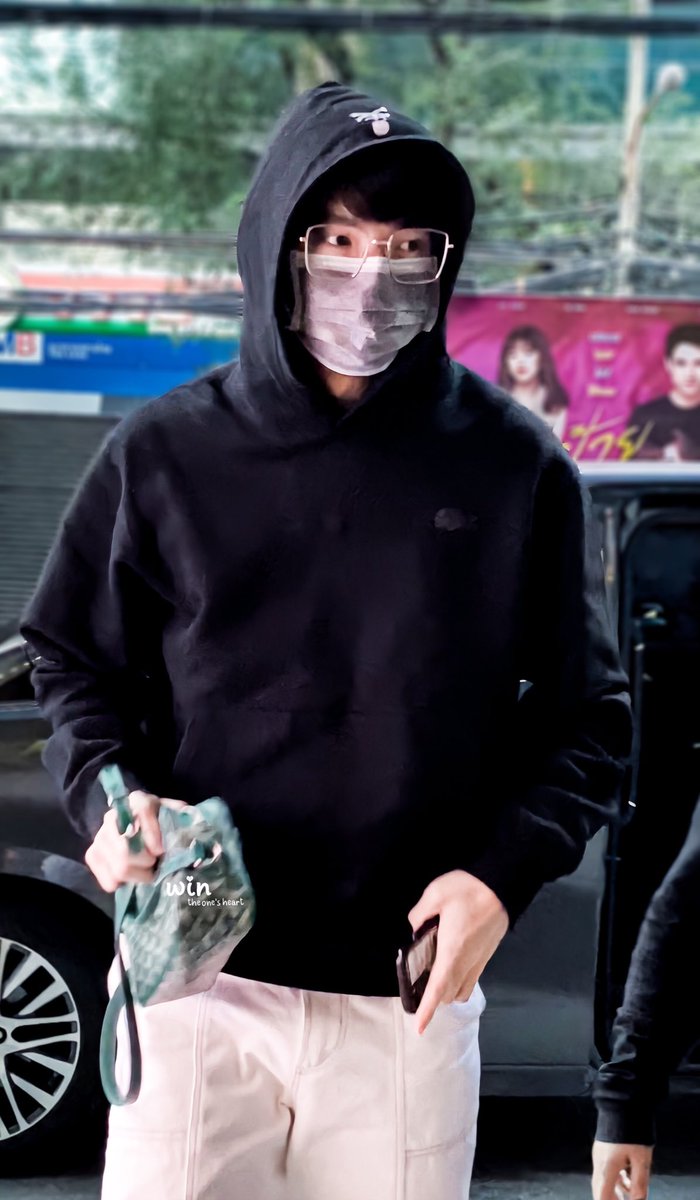 winmupdates's tweet image. black hoodie + specs 🥺💚
#winmetawin 

📷 by wintheoneheart