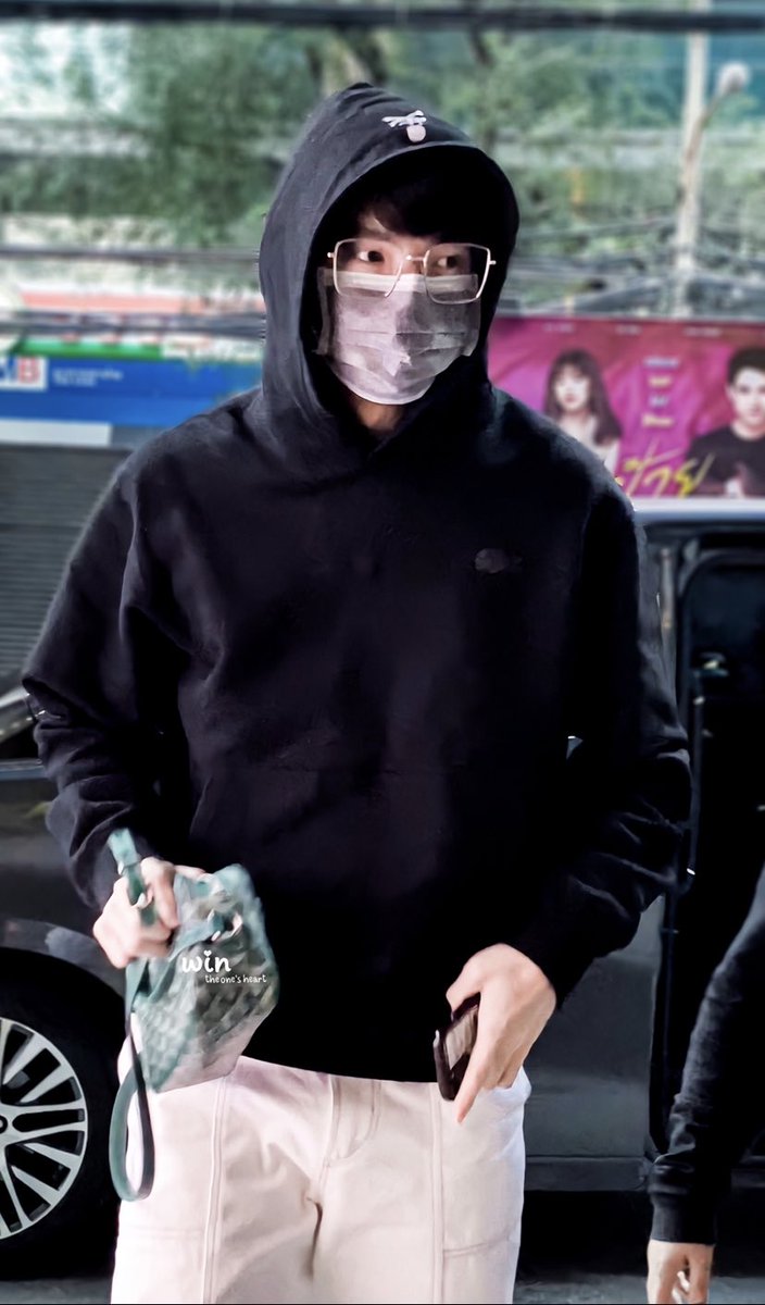 winmupdates's tweet image. black hoodie + specs 🥺💚
#winmetawin 

📷 by wintheoneheart