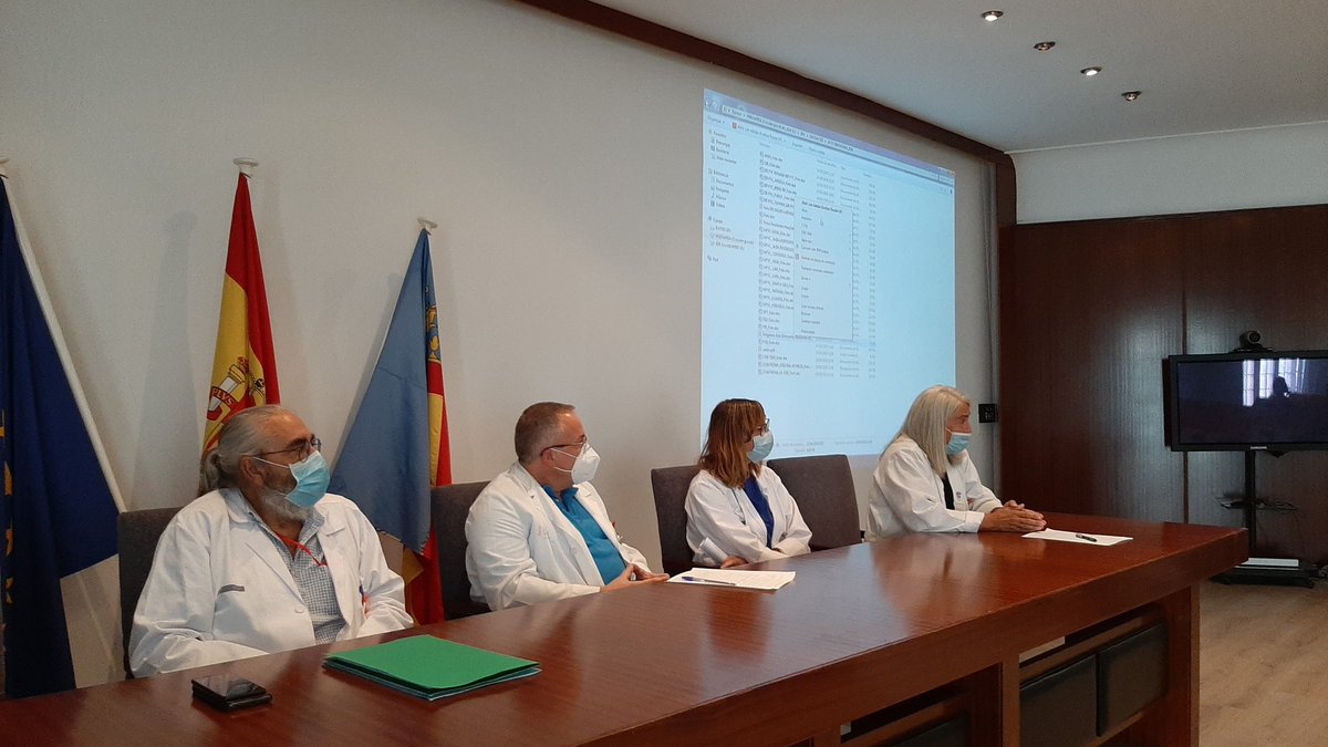 GVAdsxo's tweet photo. La gerent, el director mèdic i la directora d'infermeria de primària i el president de la comissió de docència del Departament #Xàtiva #Ontinyent donen la benvinguda als 26 professionals #MIR #EIR #PIR que s'incorporen hui al seu periode formatiu als nostres Centres https://t.co/vkaZXLfBWU