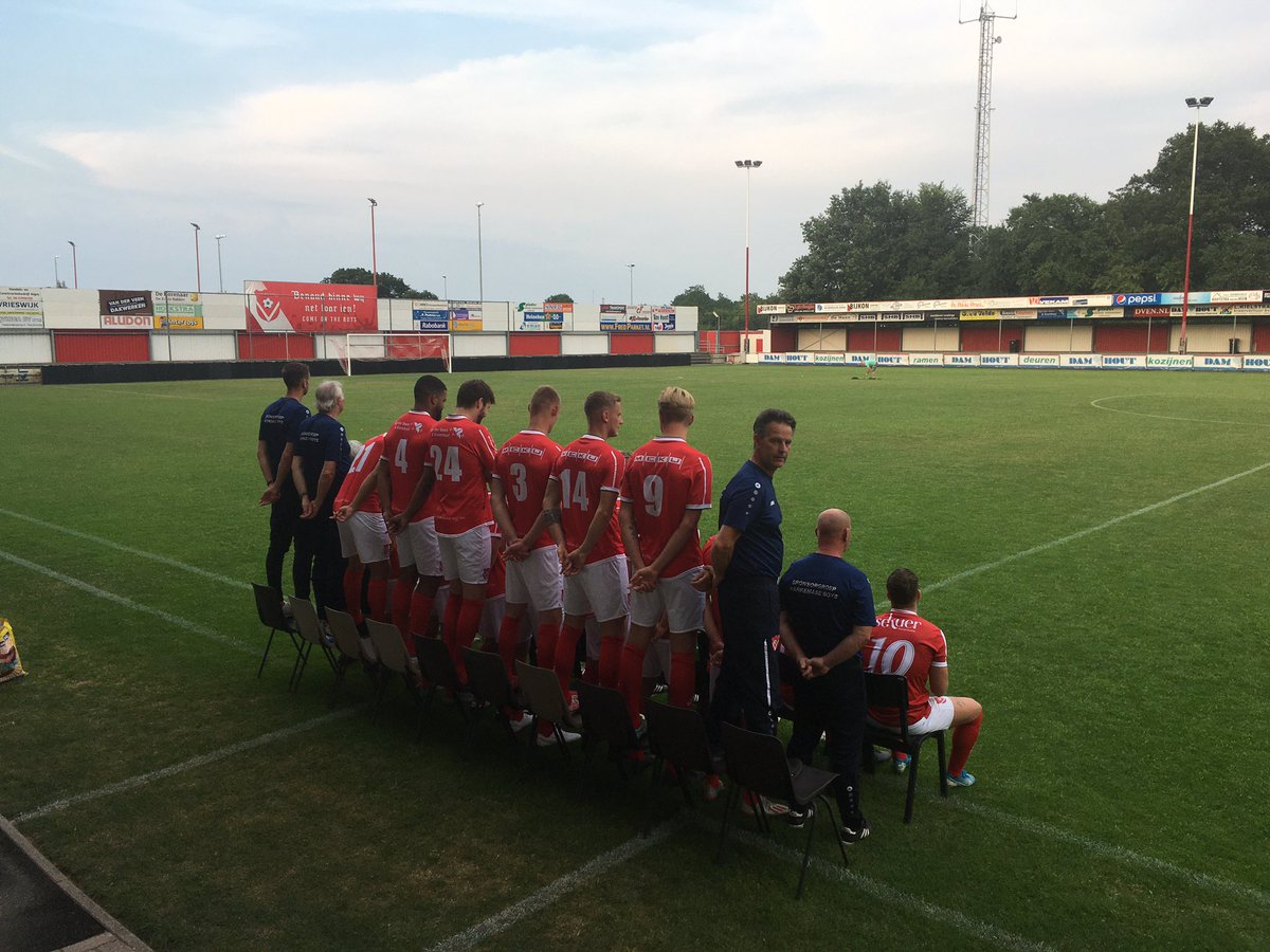 fonsvdveen's tweet photo. Het is de  #dagvandemateriaalman @aizespinder van onze club @HarkemaseBoys komt deze eer toe! Niet altijd zichtbaar, maar wel onmisbaar! Altijd alles perfect geregeld en een echte Boysmon! 🔴⚪️(op deze foto houdt ie ook alles in de gaten wat achter hem gebeurt;) 👍🏼 https://t.co/i21QnW4FMN