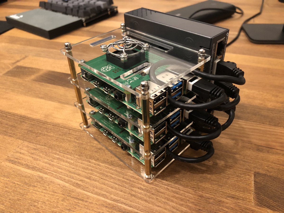 amsy810's tweet image. おうちKubernetes インターン
今回は 7 days のオンライン開催で実施しています。
改良型、10cm 立方体にいい感じに纏まってて可愛すぎませんか🐳（趣向を凝らした）
spec: 12 core + 24 GB mem + PoE
#Kubernetes #catechchallenge #CyberAgent #おうちKubernetes

cyberagent.co.jp/careers/studen…