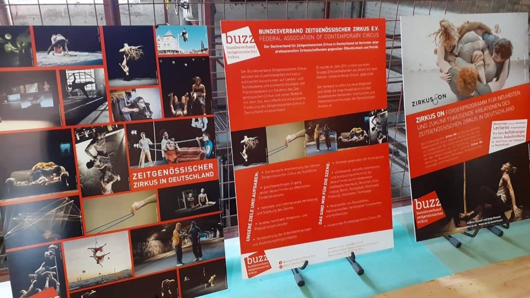 Wir sind auf dem Netzwerktreffen der zeitgenössischen Zirkusszene, ausgerichtet vom BUZZ Deutschland und dem ATOLL Festival in Karlsruhe. Eine tolle Gelegenheit für mehr Austausch zwischen den Akteur*innen der Szene! #zeitfürzirkus #zirkuszeitgeist