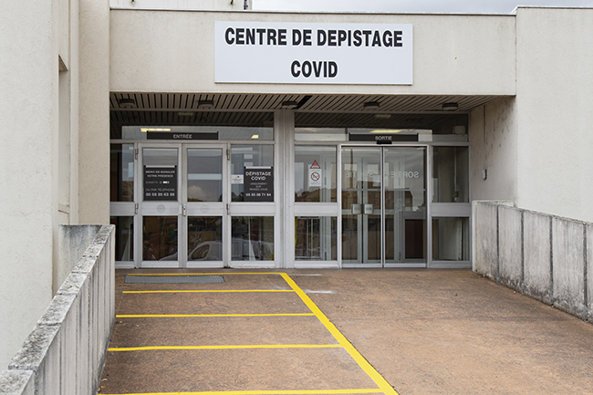 CHULimoges's tweet image. Dépistage #Covid19 : le #CHULimoges augmente ses capacités | Le CHU a réorganisé son activité afin d’augmenter les capacités de prélèvements par PCR, pour le dépistage de la Covid-19.  Pour voir les modalités de dépistage, cliquez-ici chu-limoges.fr/depistage-covi…