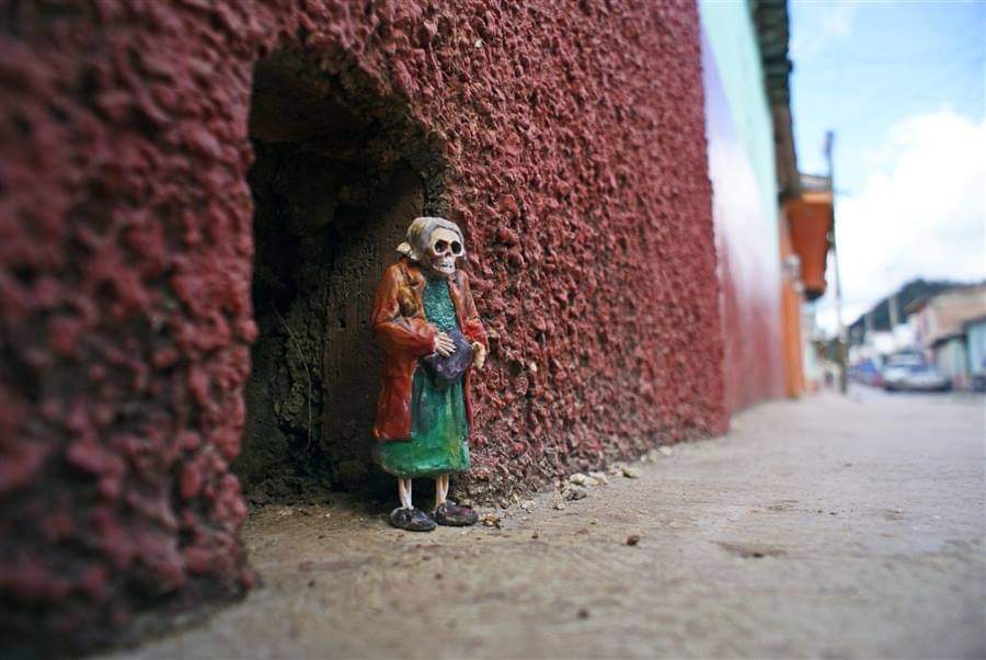 Lycaones's tweet photo. Isaac Cordal y sus fotografías con esqueletos en miniatura por las calles de México. https://t.co/kHY71sqvf6