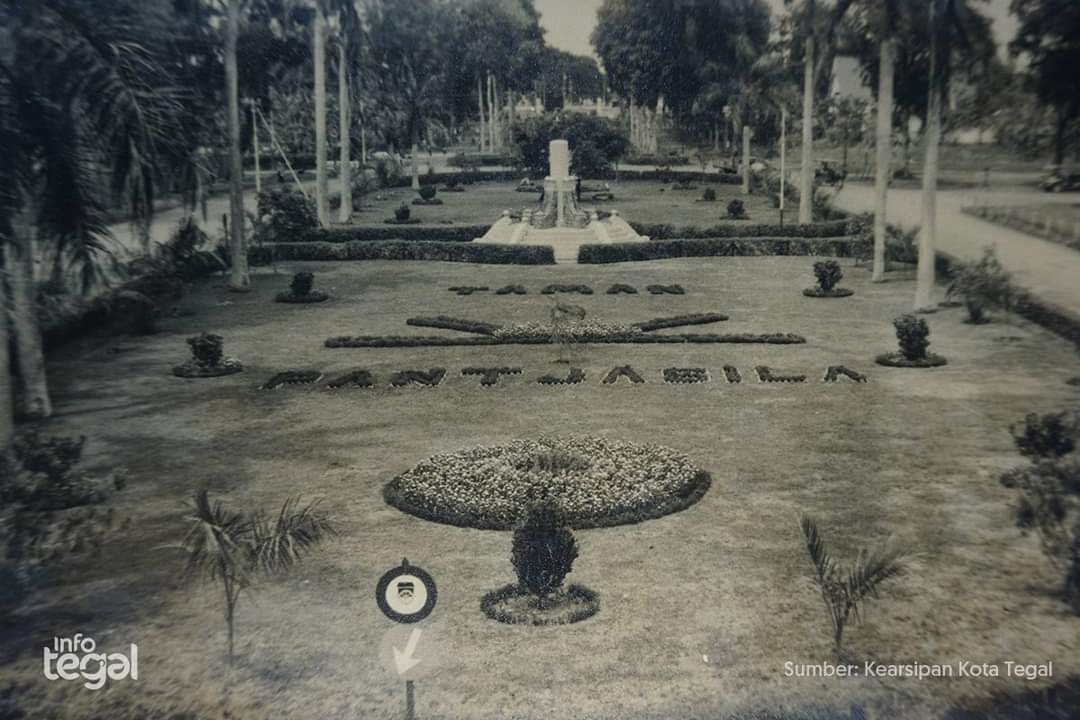 infotegal's tweet photo. Taman Pantjasila di tahun 50-an. Pada masanya, taman tersebut dikelilingi tanaman maribang, tanaman pagar yang khas pada masa itu. Rumput hijau yang dipotong rapih pun membuatnya terlihat lebih cantik.

Tampak dari kejauhan terlihat pohon besar di tengah Alun-alun Tegal https://t.co/8tSuKzmLRo
