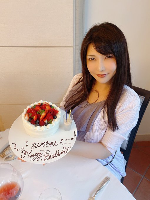 1 pic. ご飯も美味しいし
目の保養に美女だし
プレゼント良すぎだし
今年も無事に25歳だし
。

もう悔いが無い✨✨
皆さまに心からの愛とありがとうを送ります?♥️♥️♥️ https://t.