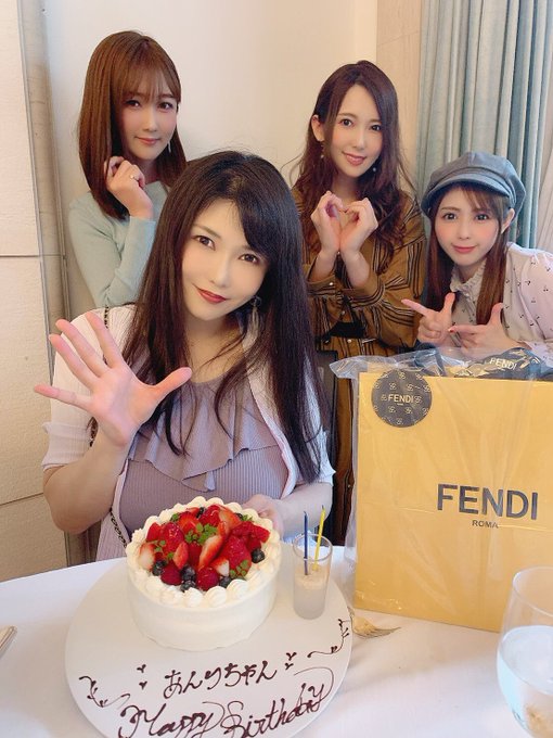 3 pic. ご飯も美味しいし
目の保養に美女だし
プレゼント良すぎだし
今年も無事に25歳だし
。

もう悔いが無い✨✨
皆さまに心からの愛とありがとうを送ります?♥️♥️♥️ https://t.
