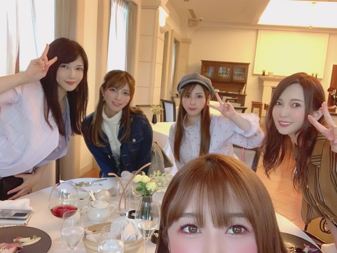 2 pic. ご飯も美味しいし
目の保養に美女だし
プレゼント良すぎだし
今年も無事に25歳だし
。

もう悔いが無い✨✨
皆さまに心からの愛とありがとうを送ります?♥️♥️♥️ https://t.