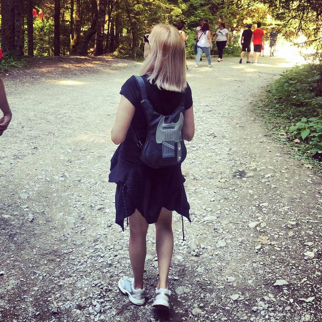 solbags_com's tweet photo. 🎶Walking, walking in the wood 😅
🛍➡️ #etsyshop link in bio 
🎸
🎵
🎸
🎶
#solbags #bysolbags #guitarbag #guitarstraps #guitarbags #femaleguitarist #femaleguitarplayer #femaleguitarplayers #guitarchick #guitargirlmag #rockbag #telecasterplayer #fenderte… https://t.co/x3tE2Jxt9h https://t.co/tLBlgV1do7