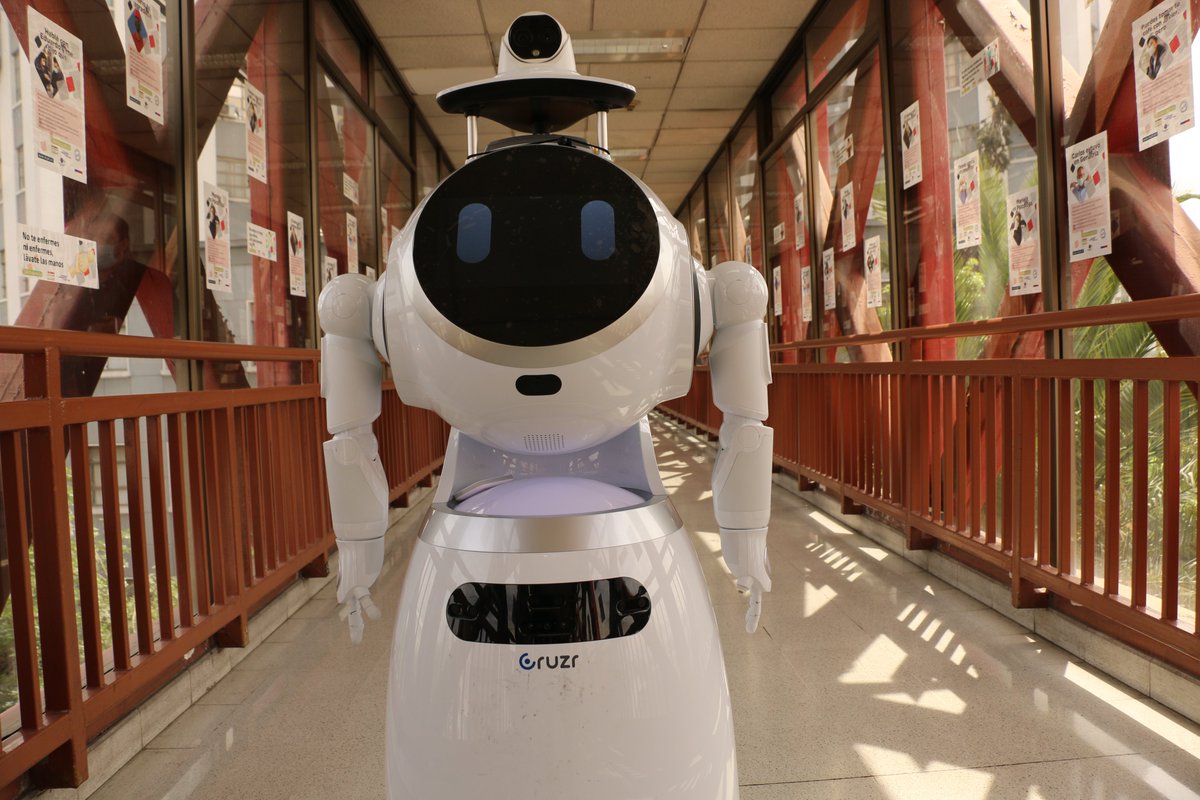 HSJDChile's tweet photo. Nuestra Robot Cruzr visitó distintos servicios para entregar un momento de chilenidad a nuestros pacientes y funcionarios, en el marco del mes de la Patria.  #coronavirus  #COVID19 #LavateLasManos #UsaMascarilla #HSJDSomosTodos  #BuenJueves @SaludOccidente https://t.co/1gERMpiueV