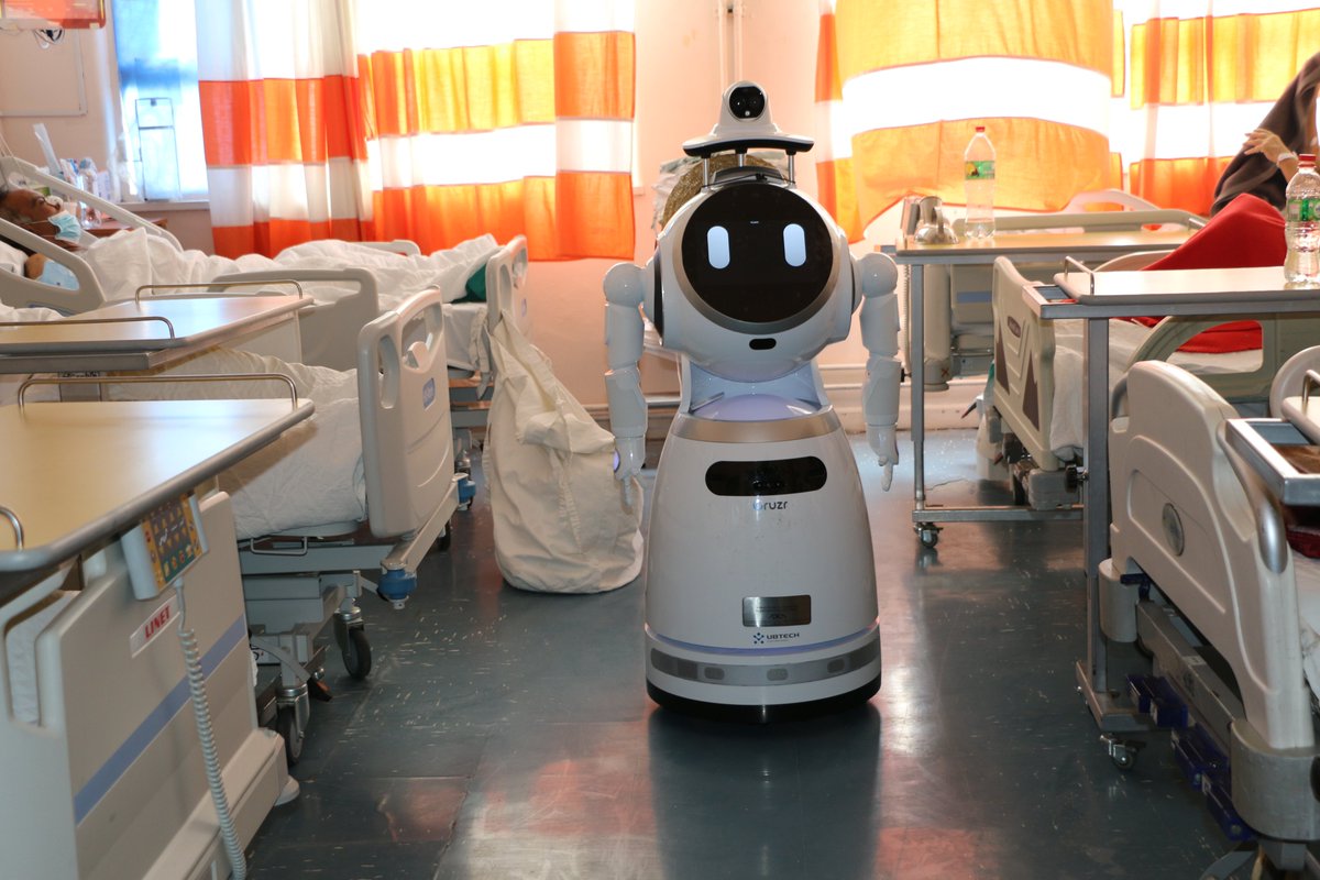 HSJDChile's tweet photo. Nuestra Robot Cruzr visitó distintos servicios para entregar un momento de chilenidad a nuestros pacientes y funcionarios, en el marco del mes de la Patria.  #coronavirus  #COVID19 #LavateLasManos #UsaMascarilla #HSJDSomosTodos  #BuenJueves @SaludOccidente https://t.co/1gERMpiueV