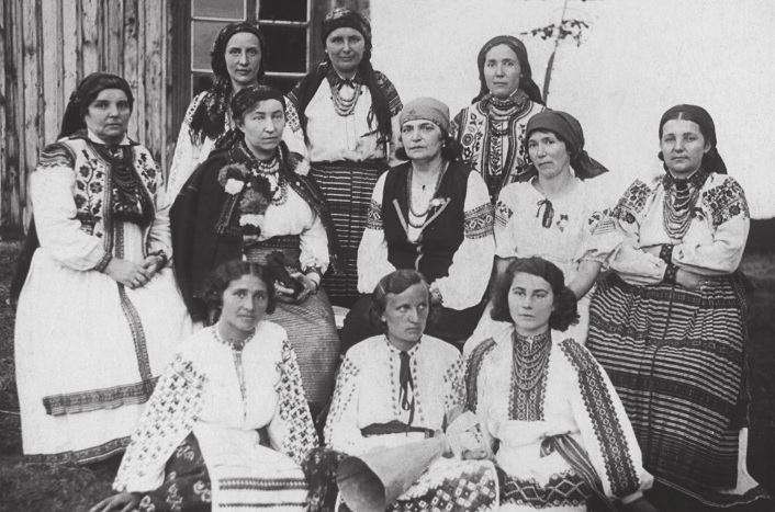 CRSCEES's tweet photo. Huge congratulations to @margaritavaysm1 for receiving funding from @GCRF for her exciting project on "Recovering Ukrainian Women's History" in partnership with Гендер в Деталях and @ua_boell. 🥳🎉🎊
https://t.co/BZrSWLntny https://t.co/iODj2Cfg3f