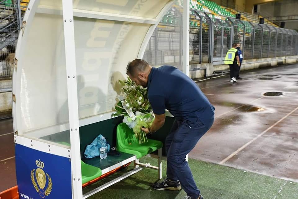 Prima dell'inizio di Monopoli-Modena, la società ha consegnato agli ufficiali di gara un mazzo di fiori in memoria dell'arbitro Daniele De Santis, tragicamente scomparso a soli 30 anni, designato come IV uomo nel match di ieri.