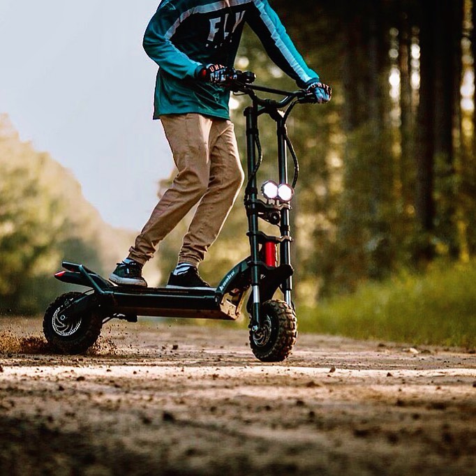 Wild #ride🍂🛴
➕d'info➡️bit.ly/kaabowolfwarri…
•
#weebot #electricscooter #technology #trottinetteelectrique #france #urbanlife #ecomobilite #passiontrottinette #kaabowolfwarrior #readytoride #electricmobility #trottinette #warrior #watts #sports #electricalpower #rider #kaabo