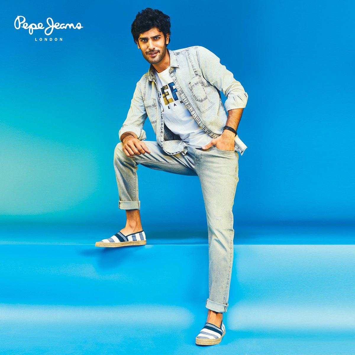 PepeJeansIndia's tweet photo. There’s no such thing as too much Denim.

#ContestAlert
How do you make sure that your outfit is always on point? #Commentbelow tagging 2 friends and stand a chance to win a Pepe Denim.

Don’t forget to follow @pepejeansindia

#MyPepeJeans #PepeMeUp #PepeJeansIndia #AW20 #OOTD https://t.co/DP3hRu5Zan