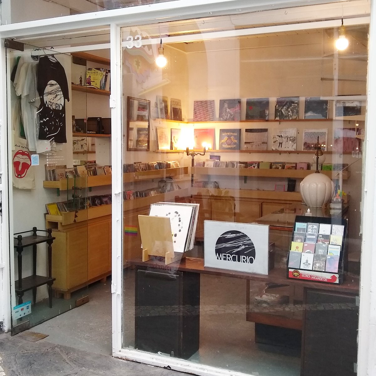 no, en serio, no está quedando muy hermoso el nuevo local de Mercurio? estamos abriendo de miércoles a sábados de 16 a 20hs. ! los esperamos con mucha mucha música independiente ❤️❤️❤️ dale RT con amor porfis ❤️❤️❤️