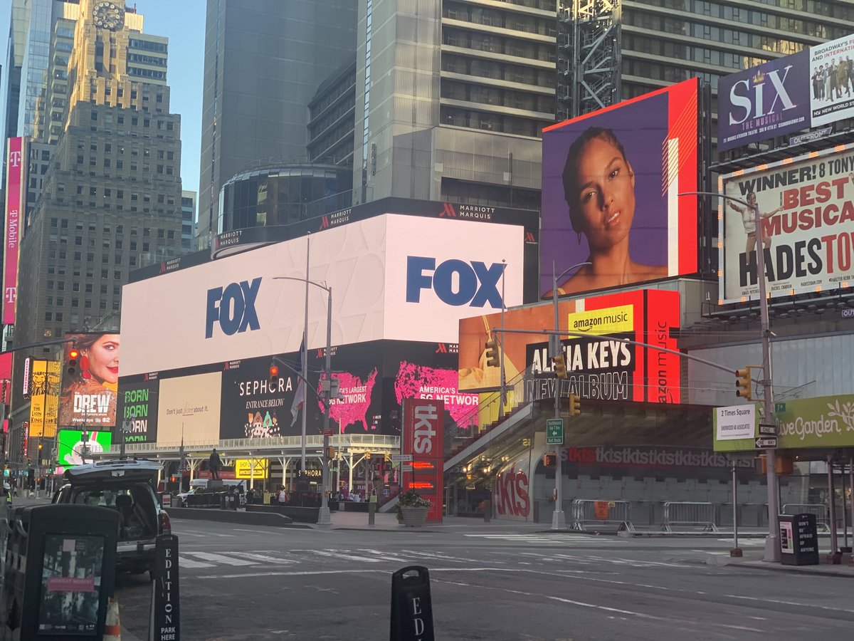 LynnShawProd's tweet photo. #NYC Thursday 8:30AM @TimesSquareNYC 🙁It’s time. #crossroadsoftheworld #bringbackourcity #openup #WeLOVENY❤️ #LionelNation🇺🇸 #LynnsWarriors🧝♀️ https://t.co/jTB5ZTRWF5