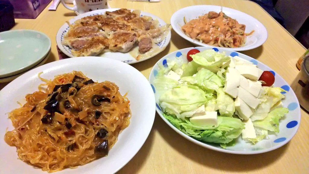 晩御飯
餃子
麻婆春雨
豆腐サラダ（残り）
海老のトマトクリームモヤシ
美味でした😋  