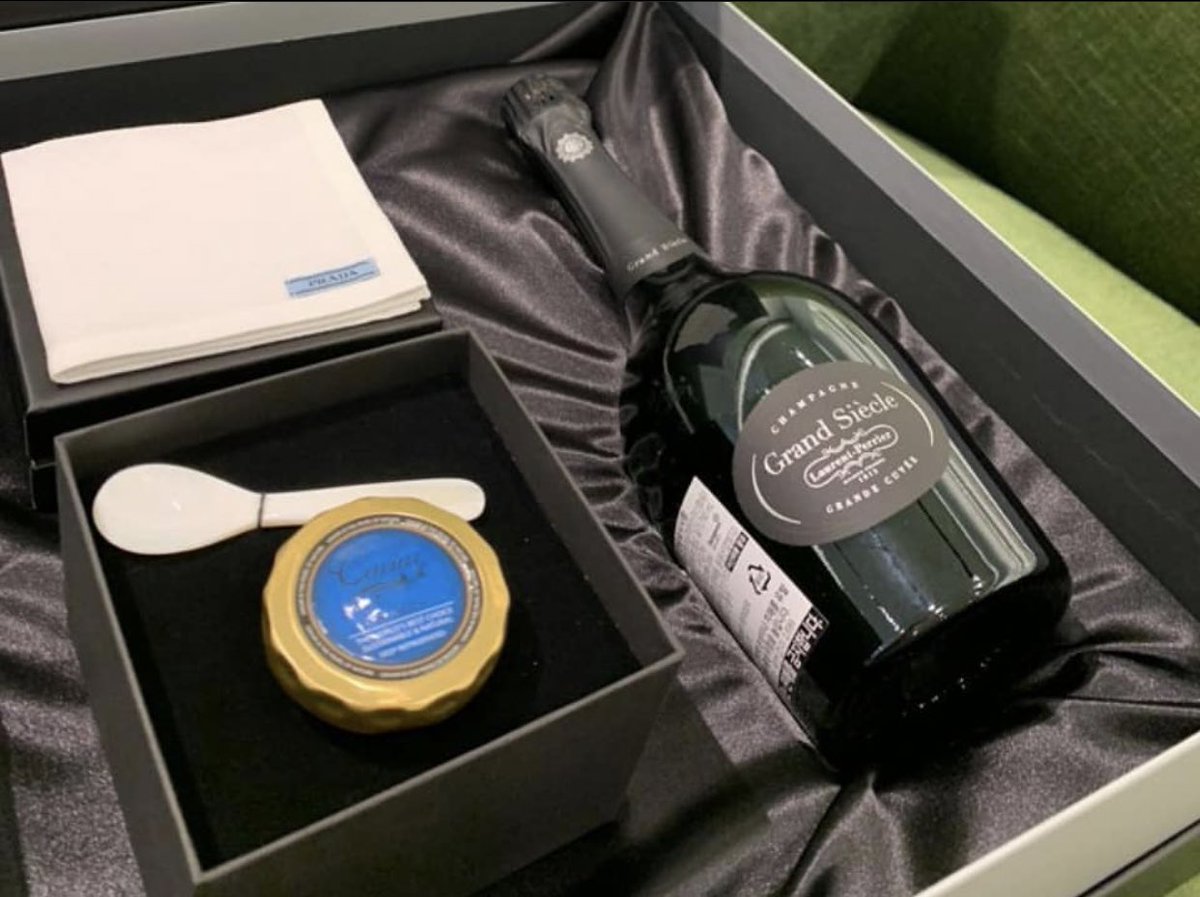 SO APPARENTLY PRADA GIFTED CHANYEOL THE MOST EXPENSIVE CAVIAR IN THE WORLD UHM WTF DESERVED 😭 https://t.co/0tpBzz5QXj