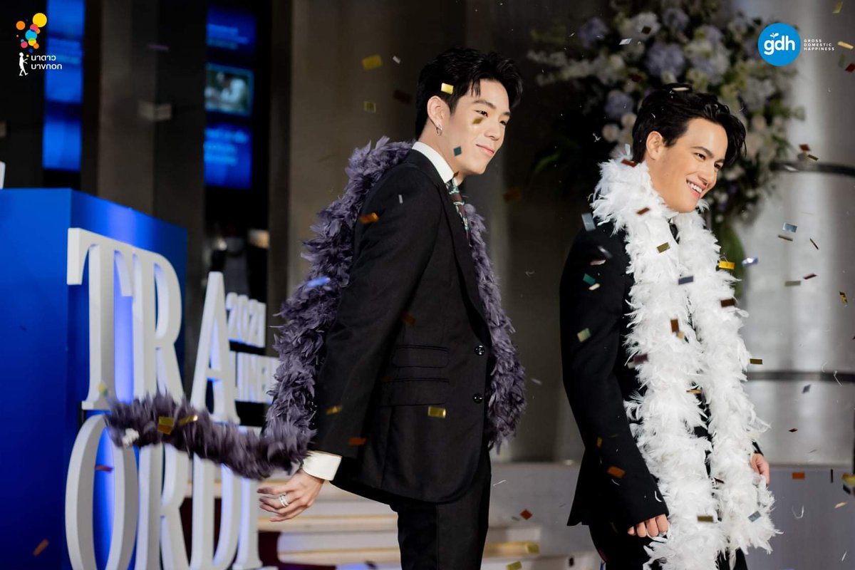 รูปพาริสในงาน GDH Xtraordinary 2021 LINEUP เมื่อวานนี้ค่ะ ฝาก #โกสต์แล็บฉีกกฎทดลองผี ต้นปีหน้าด้วยนะคะ 👻

Please look forward to his first starring movie #GhostLab around early next year 🙇🏻

More photos at: 
👉🏻 facebook.com/media/set/?van…

#GDH2021LINEUP
#IcePariss
#NadaoArtist