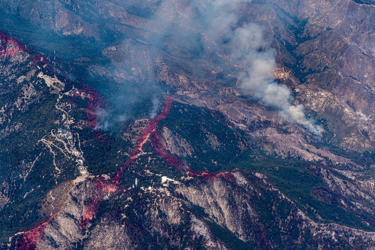 Airline views of the #BobcatFire #LosAngeles. Can clearly see where tankers laid down retardant to protect #MountWilsonObservatory. Flight crews create borders to stop spread, allowing ground crews to work on extinguishing the flames. Incredible work by these folks. #wildfires