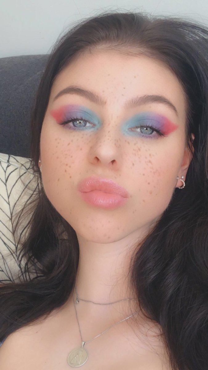 NataschaBak's tweet photo. Made a lil Bi pride flag inspired look to celebrate #BiVisibilityDay https://t.co/WaVt6Wemrh