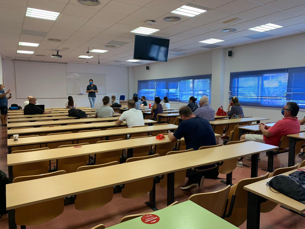 Ya disponen todas nuestras aulas de la última tecnología para simultánear la docencia presencial y on-line sincrónica

Además, hoy hemos celebrado sobre el terreno una última sesión formativa para el profesorado 🖥️

Ready to go👍👍

Gracias <a href="/AticaUM/">ÁTICA</a> <a href="/pedromruiz1/">Pedro M. Ruiz</a> <a href="/UMU/">Universidad Murcia</a>