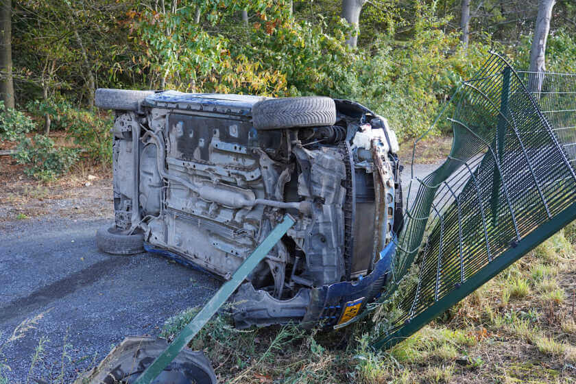 (VIDEO) #Joyrider (15) ontspoort met auto langs spoor in #Dorst #Boslaan #Ongeval.