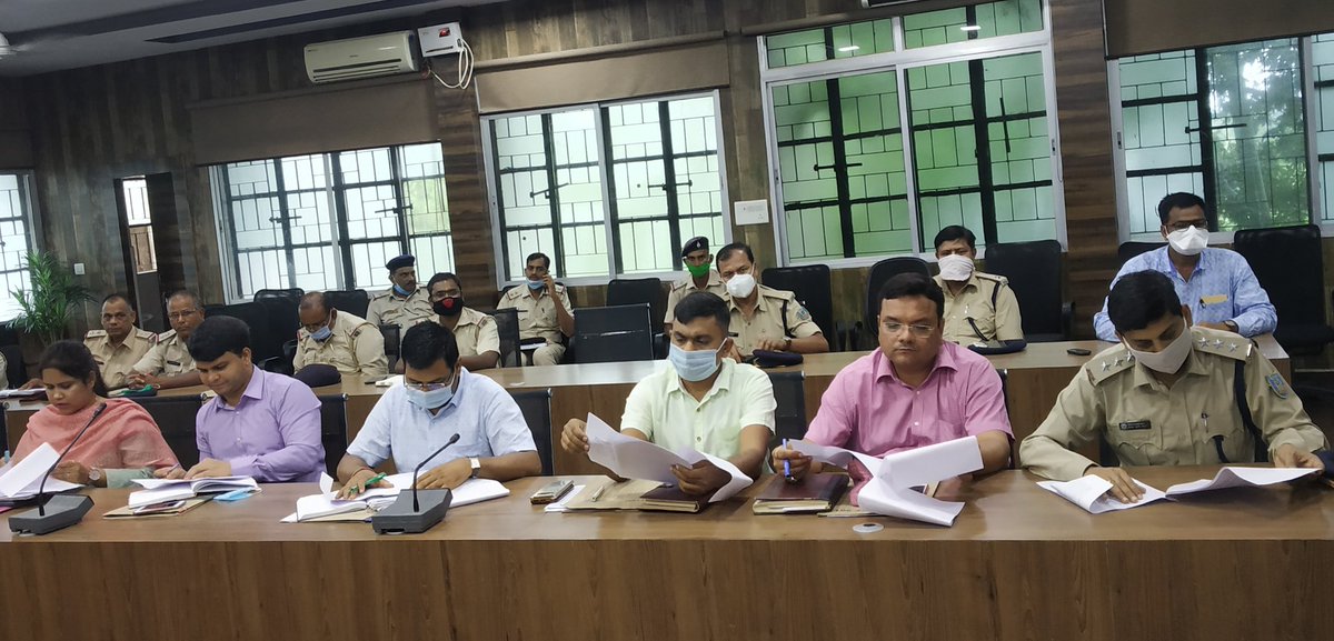 उप विकास आयुक्त ने गुरुवार को डिस्ट्रिक्ट माइनिंग टास्क फोर्स की बैठक की। बैठक में जिला खनन पदाधिकारी ने जिले में अवैध खनन रोकने के लिए की गई कार्यवाही से सभी सदस्यों को अवगत कराया तथा आगामी दिनों में अवैध खनन रोकने की कार्य योजना प्रस्तुत की।
<a href="/JharkhandCMO/">Office of Chief Minister, Jharkhand</a> 
<a href="/prdjharkhand/">IPRD Jharkhand</a>