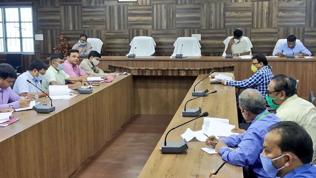 dcpakur's tweet photo. उप विकास आयुक्त ने गुरुवार को डिस्ट्रिक्ट माइनिंग टास्क फोर्स की बैठक की। बैठक में जिला खनन पदाधिकारी ने जिले में अवैध खनन रोकने के लिए की गई कार्यवाही से सभी सदस्यों को अवगत कराया तथा आगामी दिनों में अवैध खनन रोकने की कार्य योजना प्रस्तुत की।
@JharkhandCMO 
@prdjharkhand https://t.co/RkDyyTRgGr