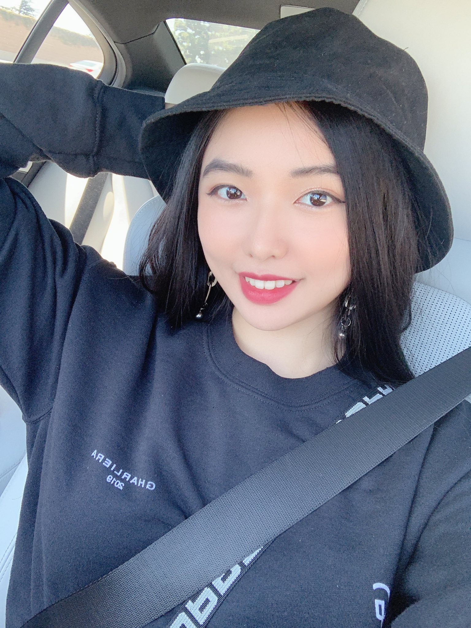 nikkinami on Twitter: "@pokimanelol @cloakbrand I’m an LA-based variety streamer (mainly gaming