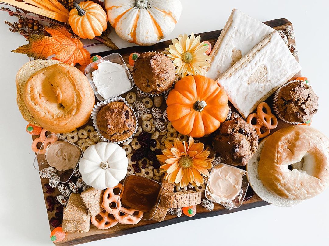 This #breakfast board is what #pumpkinspice dreams are made of 🎃🧡 Do you spy Creative Snacks #pumpkin pretzels? #pumpkinspiceeverything