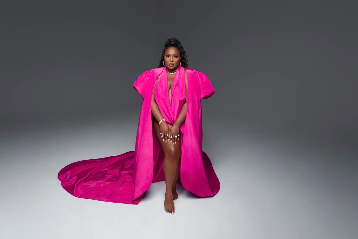 IAMFASHlON's tweet image. Lizzo on the October cover of Vogue, wearing Valentino. 

Photographed by Hype Williams.