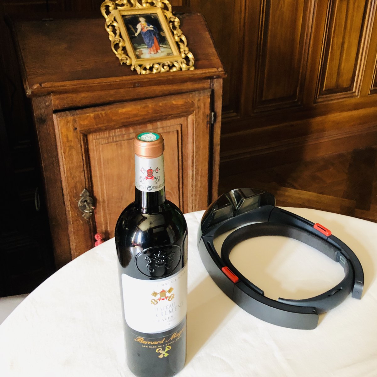 hypview's tweet photo. Hypview présente sa solution HypVisit @bernardmagrez au Château #PapeClément, pour un accord parfait de l’Art et du Vin grâce à la réalité mixte. Bonnes vendanges ! https://t.co/AToMfDast0