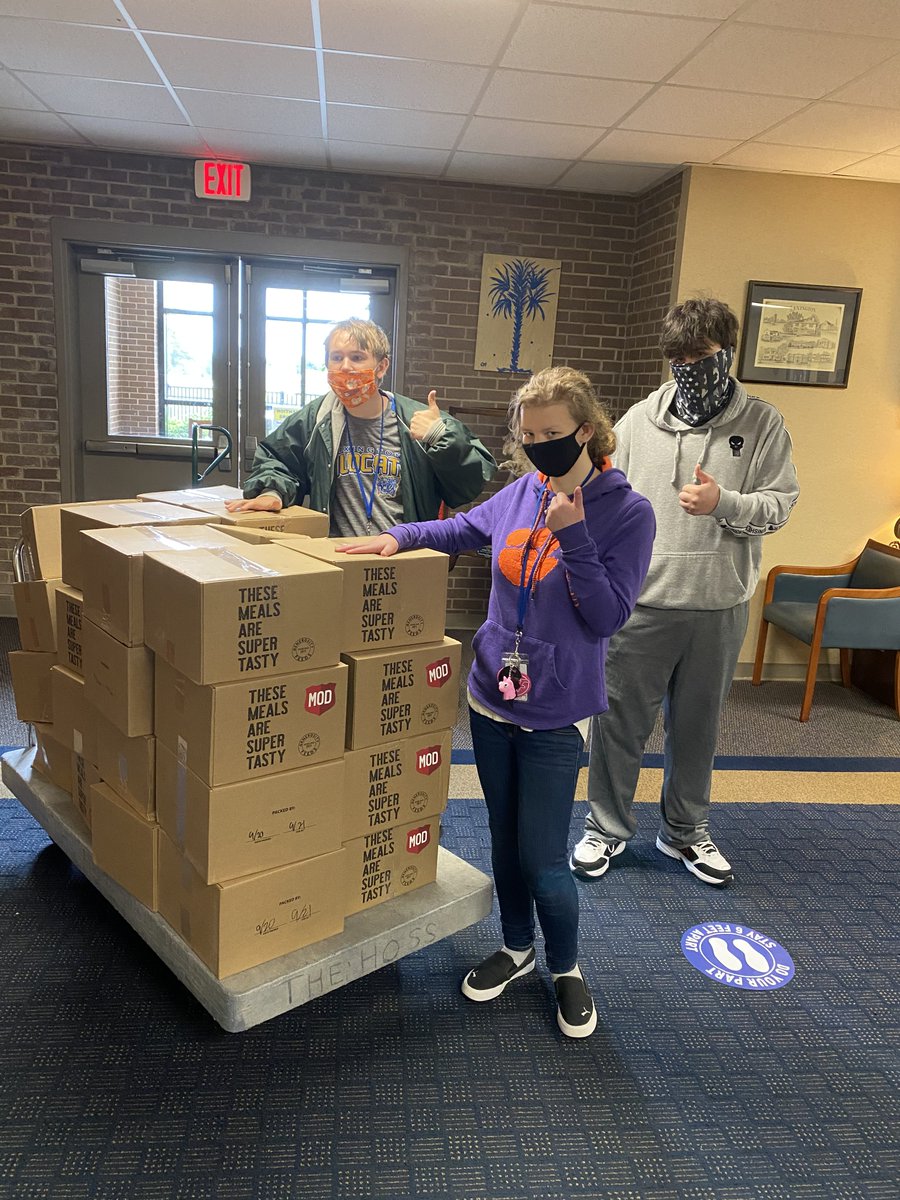 bauscham's tweet photo. MOD pizza made a very generous donation to the LHS Food Improving Thinking program. We are so very grateful! This will go a long way in helping us provide for students in need. @LHSWildcatsLex1 @MODPizza #servingourstudents https://t.co/nAAfzkbmCI