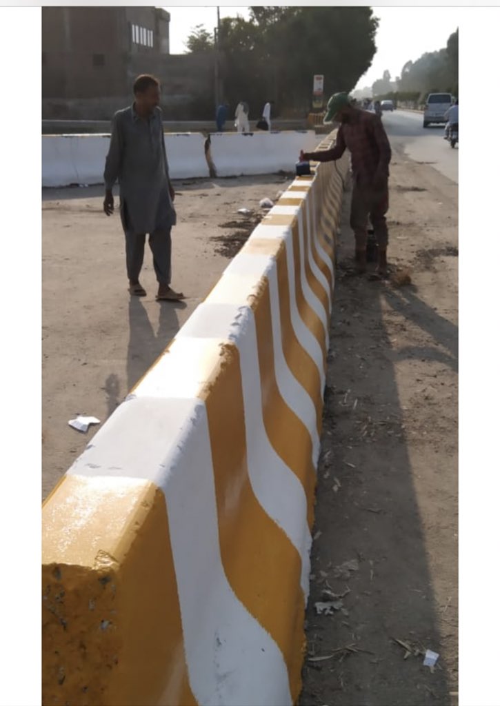 Dcsialkot1's tweet photo. Beautification drive under clean and green Punjab is in full swing in all Tehsils of Sialkot. Maintenance and rehabilitation of all important monuments, Chowks, and parks etc is underway. @GOPunjabPK https://t.co/bjwuoPpkL0