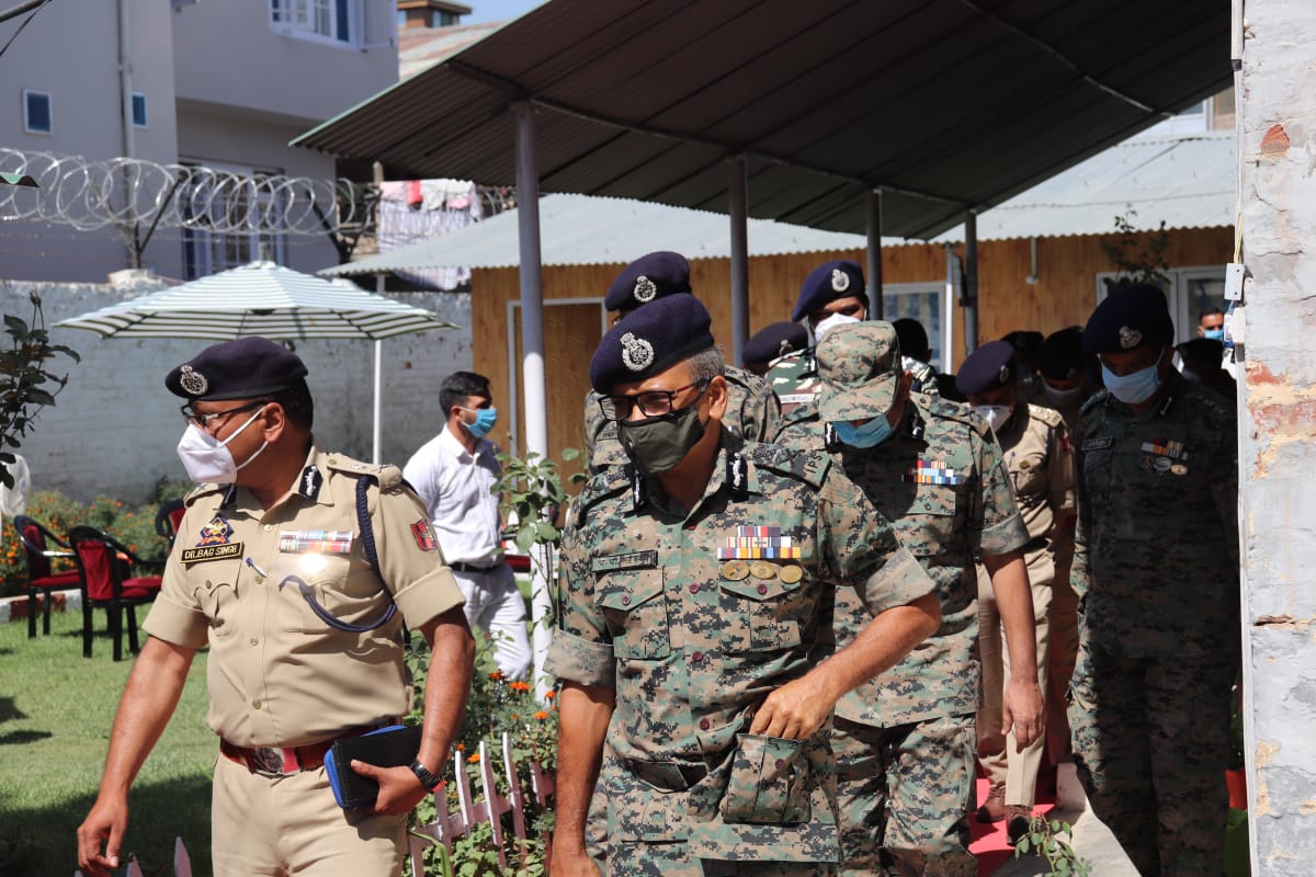 TheYouthPlus's tweet photo. DG CRPF , who is on his Kashmir visit, along with DG JK Police interacted with personnel of #179Bn and #53Bn CRPF. DG CRPF praised the personnel for operational succeses and presented them Commendation disc and certificates.
@KalitaAbhinav1 @Deshi_Army @DesiEscobar4 @crpfindia https://t.co/lpieLq7SSM