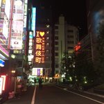 深夜2時の新宿歌舞伎町!ネズミも取っ組み合いの喧嘩をする!