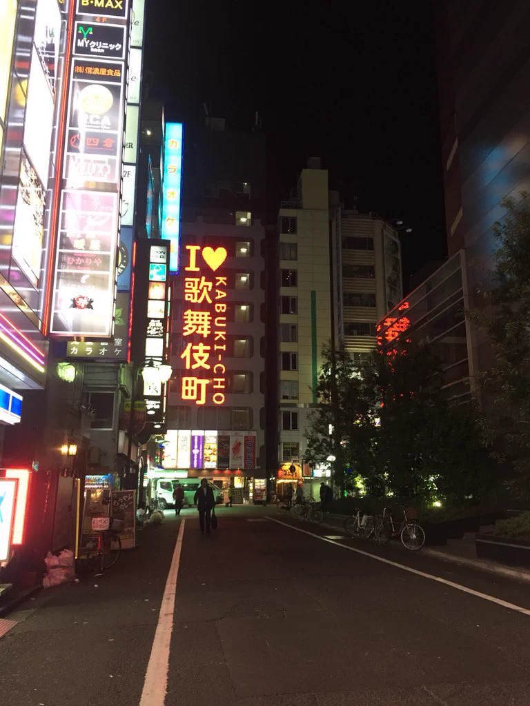 深夜2時の新宿歌舞伎町！ネズミも取っ組み合いの喧嘩をする！