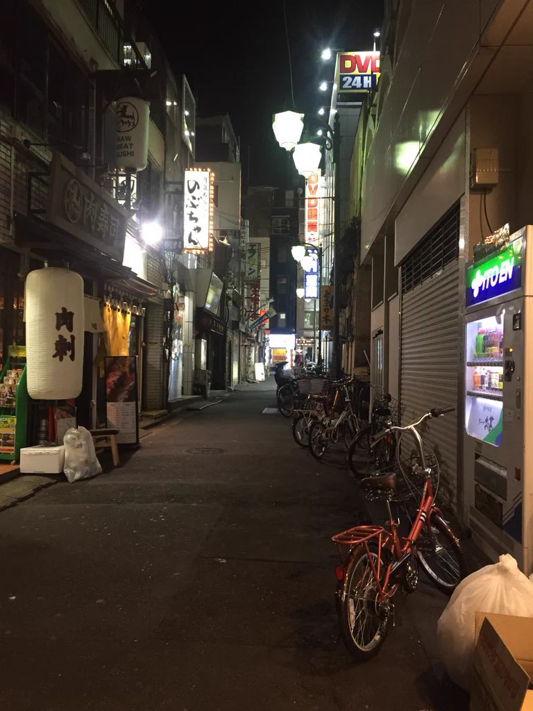 深夜2時の新宿歌舞伎町！ネズミも取っ組み合いの喧嘩をする！