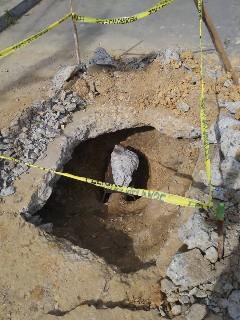 marle_20's tweet photo. Este #superhueco se encuentra detras de el #supermecadosupremo del #pradodemaria #callelaSaleta...cuando llega el agua el #botedeagua es inmenso.. por favor #alcaldia #hidrocapital....#alerta #caracas #venezuela #ayuda #urgente https://t.co/kWWW0LKi9K