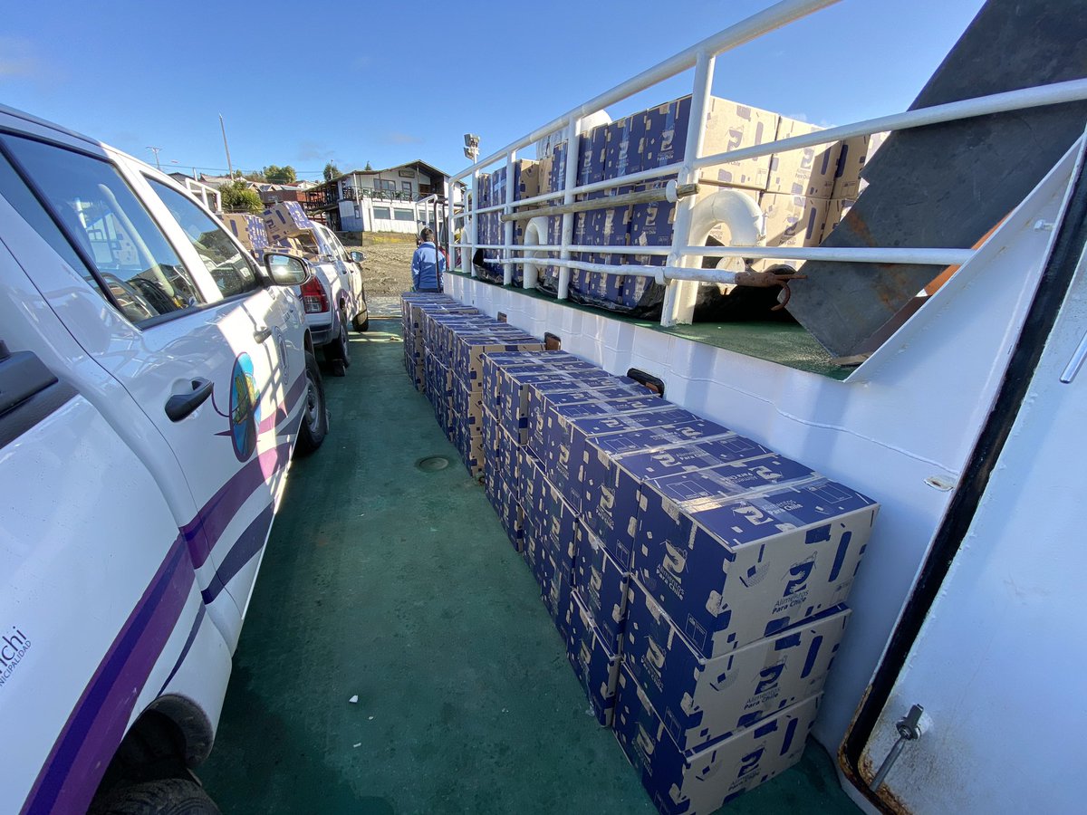 DPPChiloe's tweet photo. Gobernador @Fernandoborquez junto a Alcalde de #Quemchi @GustavoLobosM viajan a islas #Chauques, #Butachauques y #Tac, para distribuir 250 canastas del Plan #AlimentosParaChile 📦 https://t.co/O1xSroUJDv