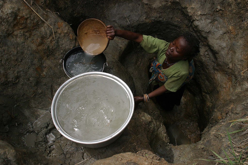 RebeccaH2030's tweet photo. Woman with child collecting water 😢

Do you know women and children spend 200 million hours every day collecting water

#Tiredearth #ClimateChange #climastrike https://t.co/BrzWcjQu8Z